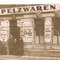 Geschäft von Raimund Burian, des Vaters von Felix Burian, in der Kleinen Stadtgutgasse 12, Wien II um die Mitte der 1920er Jahre. Von rechts nach links: Angestellte; Mutter Emma Burian, geb. Kohn, Raimund Burian; weitere Angestellte. (Bildquelle: Felix Burian)  